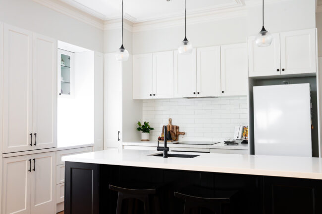 Monochrome_Black_White_Kitchen